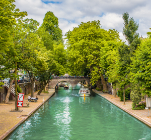 Kanal mit Boot und Brücke in der Altstadt von Utrecht, Niederlande.
