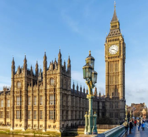 Big Ben und Houses of Parliament in London bei Sonnenschein.