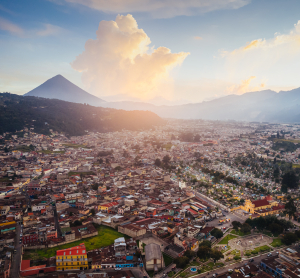 Luftaufnahme von Quetzaltenango mit Blick auf den Vulkan Santa María in Guatemala.