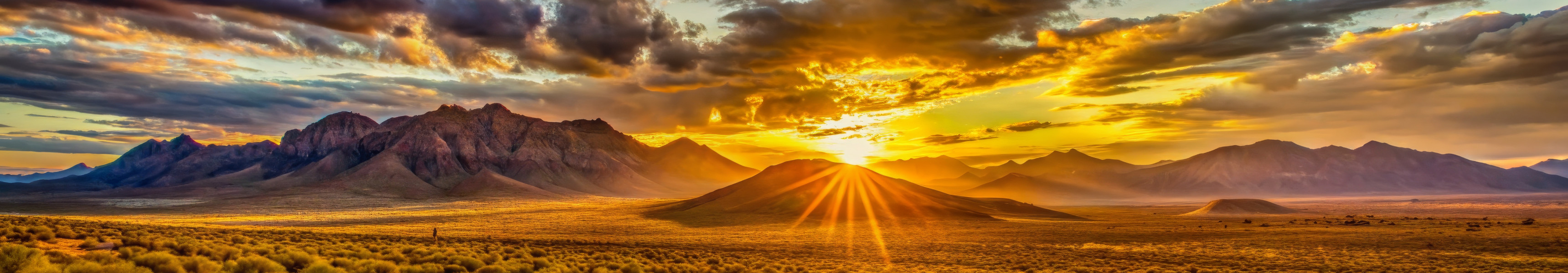 Majest&auml;tische Bergsonnenuntergangslandschaft mit goldenen Wolken und Sonnenstrahlen