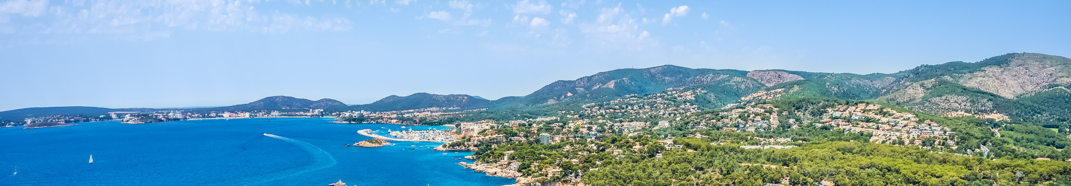 Luftaufnahme der K&uuml;ste von Mallorca mit t&uuml;rkisblauen Buchten, Segelbooten und gr&uuml;nen H&uuml;geln