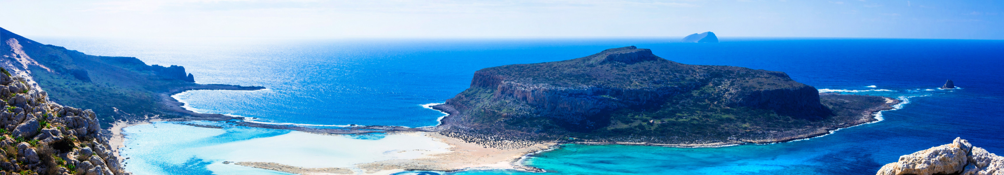 Panorama der Lagune von Balos auf Kreta mit t&uuml;rkisfarbenem Wasser, wei&szlig;em Sandstrand und felsiger K&uuml;stenlandschaft.