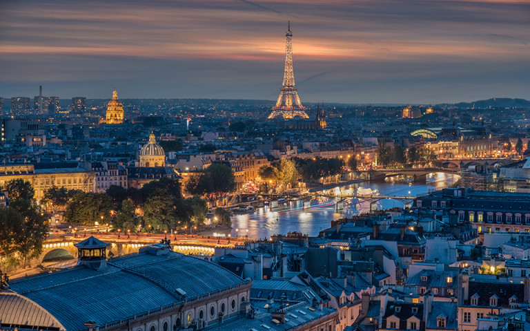 Eifelturm in Paris am Abend