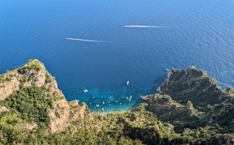 Blick vom Sonnenberg aus runter in die Bucht von Capri mit Booten