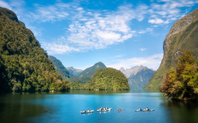 Eine Kajaktour durch die unglaubliche Naturlandschaft und das unberührte Wasser des Fjords ist ein fantastisches Erlebnis in Deep Cove im Doubtful Sound auf der Südinsel Neuseelands.