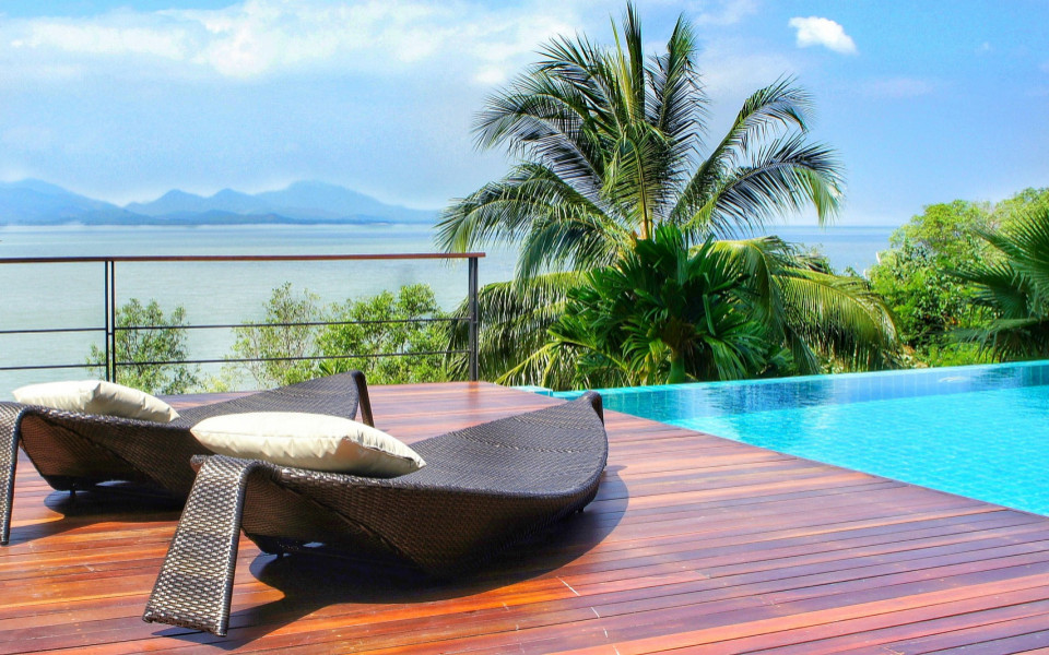 Lounge mit Liege am Hotelpool mit Meerblick