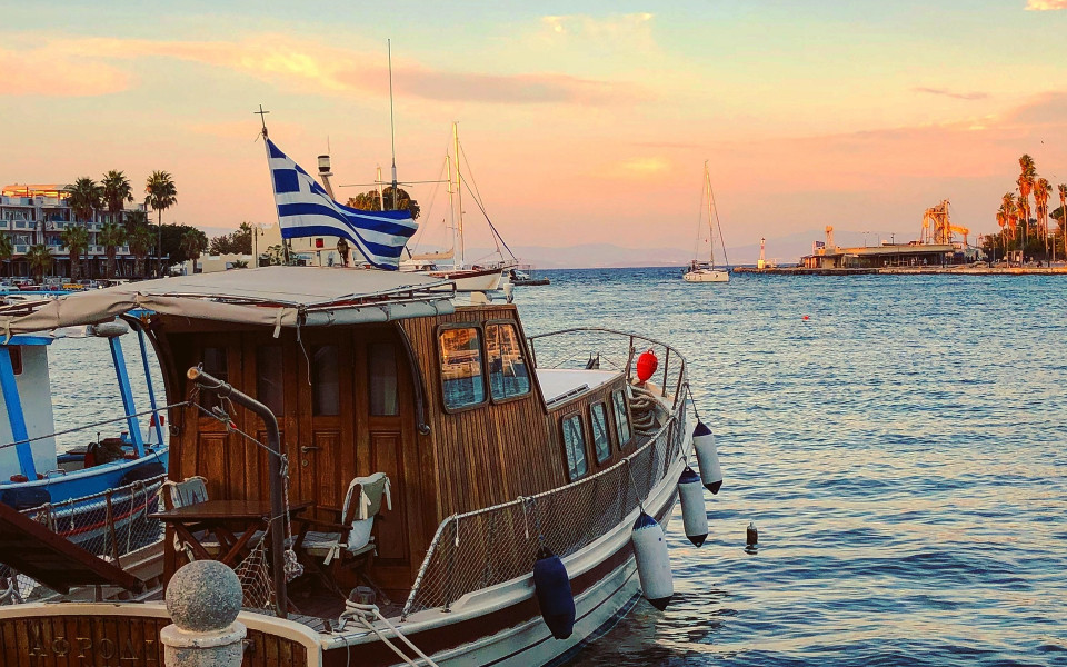 Holzboot auf dem Meer