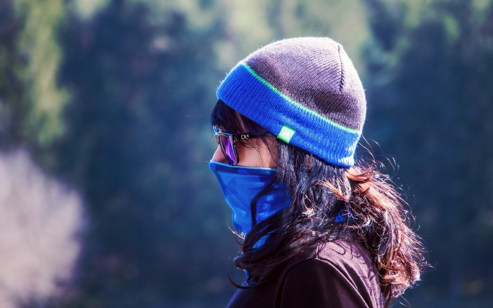 Frau mit M&uuml;tze und Mundschutz