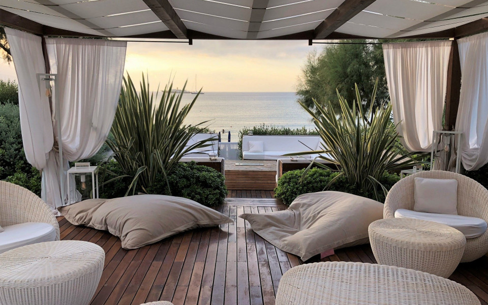 Gem&uuml;tliche Lounge mit Kissen und Meerblick