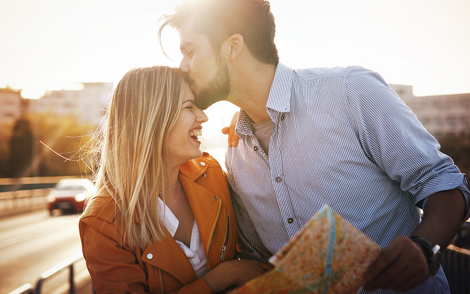 Paar mit Stadtplan in Leipzig