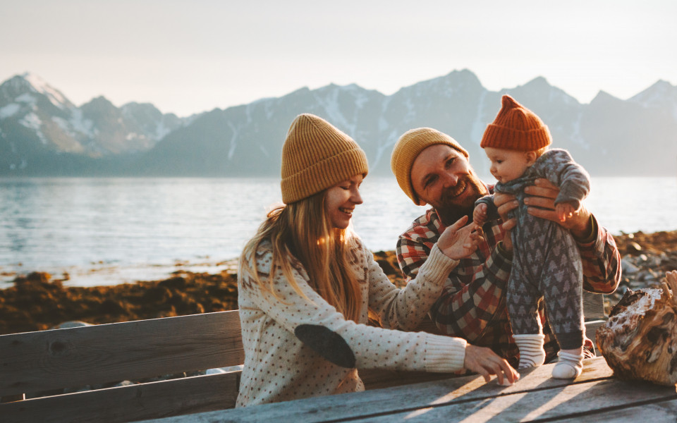 Familie auf Picknickbank mit Baby