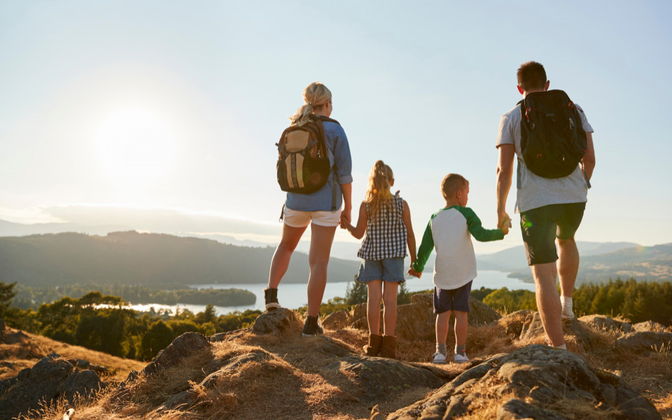 Familie auf der Bergspitze
