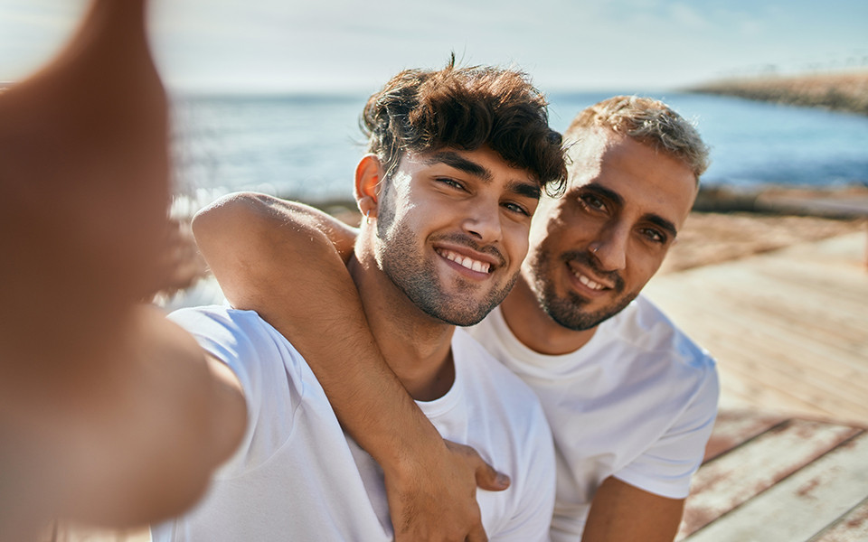 Zwei M&auml;nner machen ein Selfie am Meer auf Mykonos