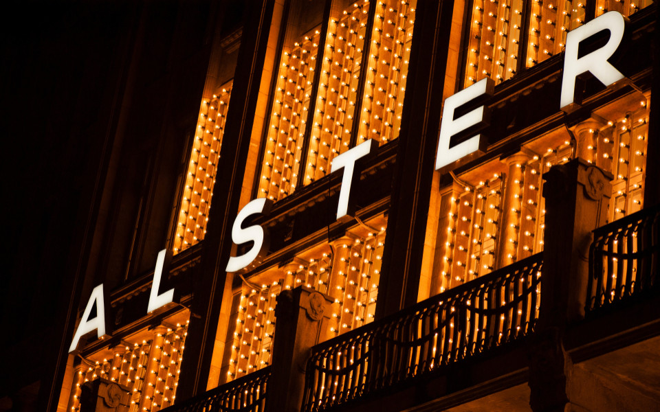 Beleuchtete Fassade des Alsterhauses in Hamburg, einem traditionsreichen Kaufhaus an der Binnenalster.
