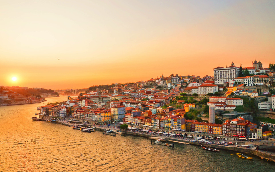 Herrlicher Sonnenuntergang &uuml;ber dem Stadtzentrum von Porto und dem Fluss Douro, Portugal. 