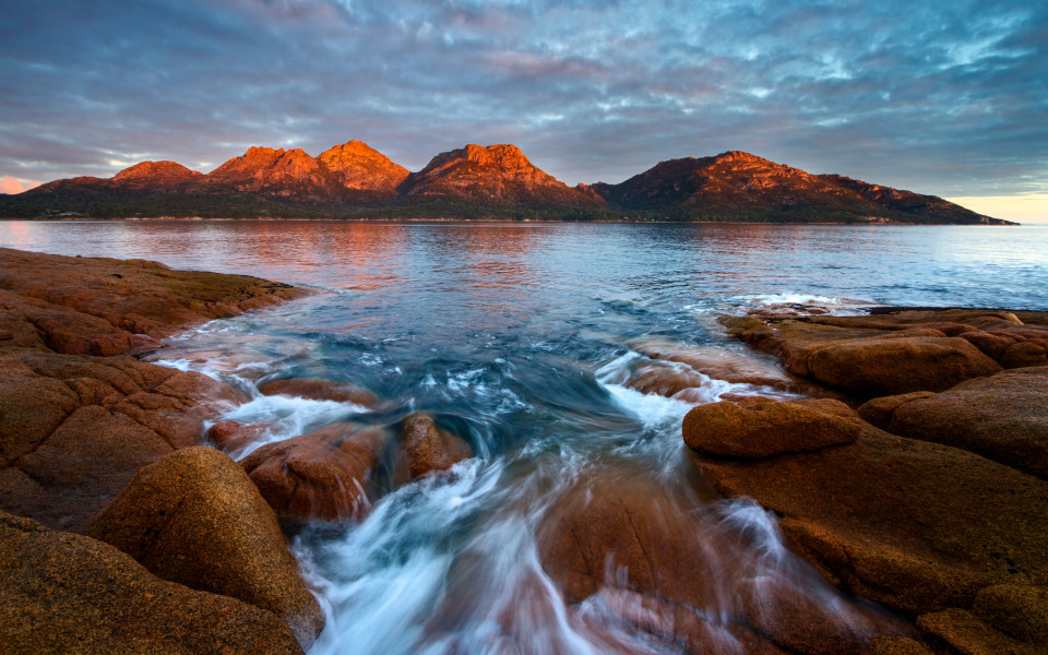 Sonnenuntergang &uuml;ber den Felsen im Freycinet-Nationalpark in Tasmanien Australien