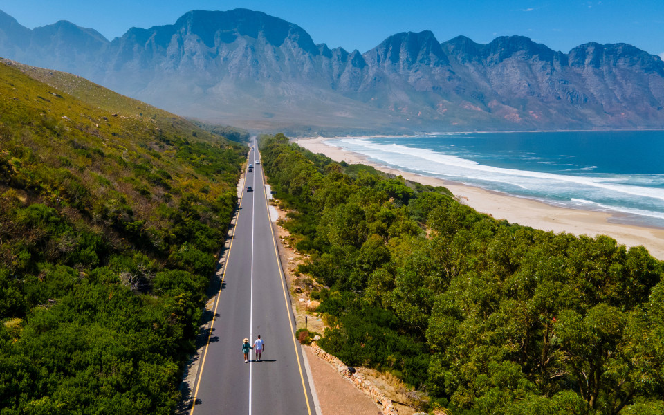 Kogelbay Beach Westkap Südafrika, Kogelbay Zerklüftete Küstenlinie mit spektakulären Bergen. Garden Route, Drohnen-Luftaufnahme an der Straße und am Strand