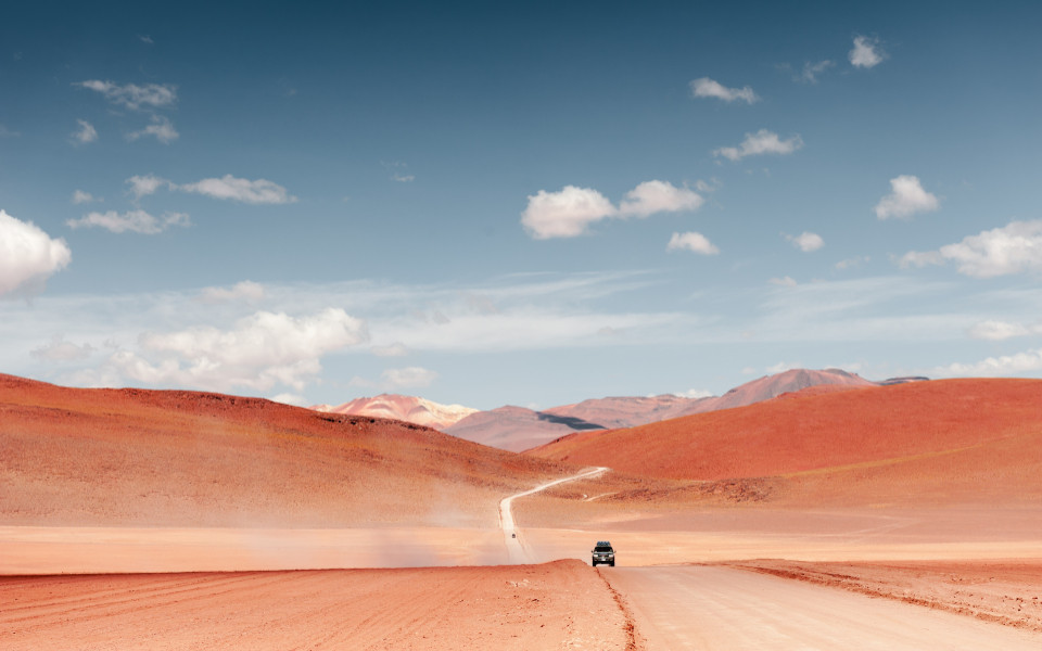 Gel&auml;ndewagen f&auml;hrt auf dem Altiplano-Plateau in der W&uuml;ste Boliviens