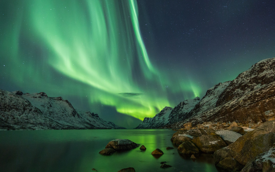 Aurora Borealis spiegelt sich zwischen zwei Fjorden in Troms&oslash;