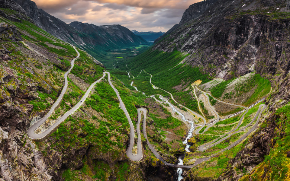 Die Trollstigen-Stra&szlig;e in Norwegen schl&auml;ngelt sich mit engen Haarnadelkurven durch eine spektakul&auml;re Gebirgslandschaft.