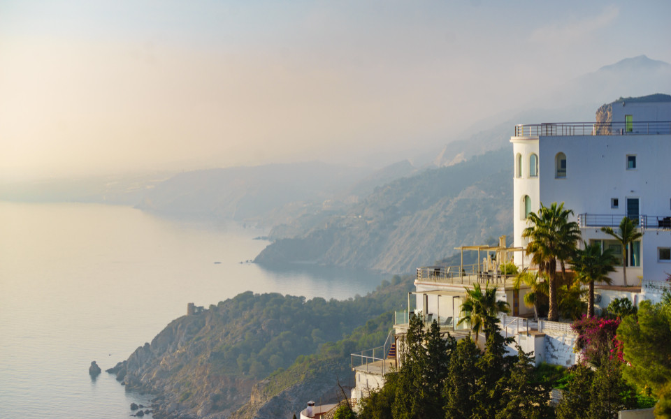 Klippenk&uuml;ste in Andalusien Spanien mit Hotels