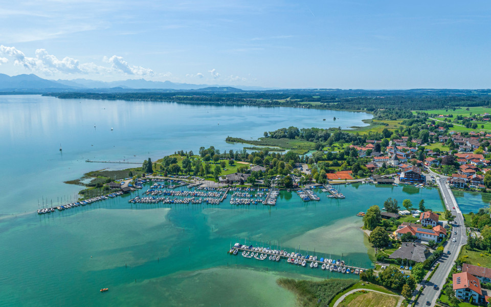 Die oberbayerische Gemeinde Seebruck am Chiemsee aus der Luft