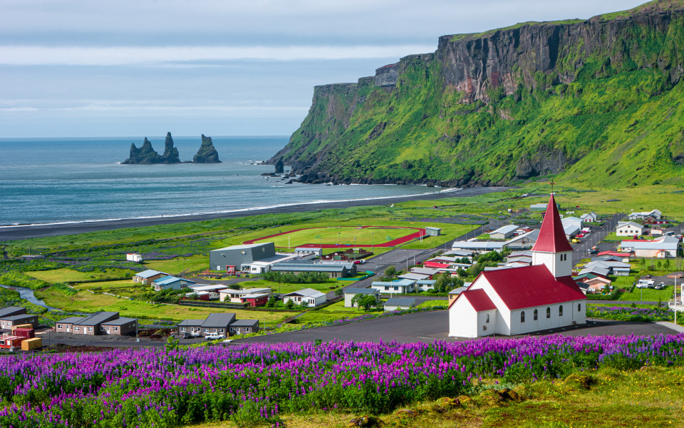 Blick auf die Basaltfelsen von Reynisdrangar, den schwarzen Sandstrand bei Vík