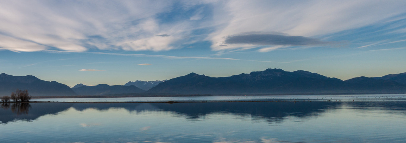 Das Naturparadies am Chiemsee mit Blick auf den Chiemsee und Alpenpanorama im Hintergrund.
